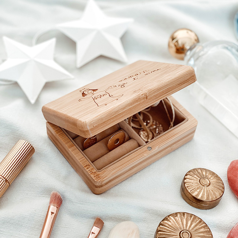 Une boîte à bijoux en bois comme cadeau de fête des Mères personnalisé