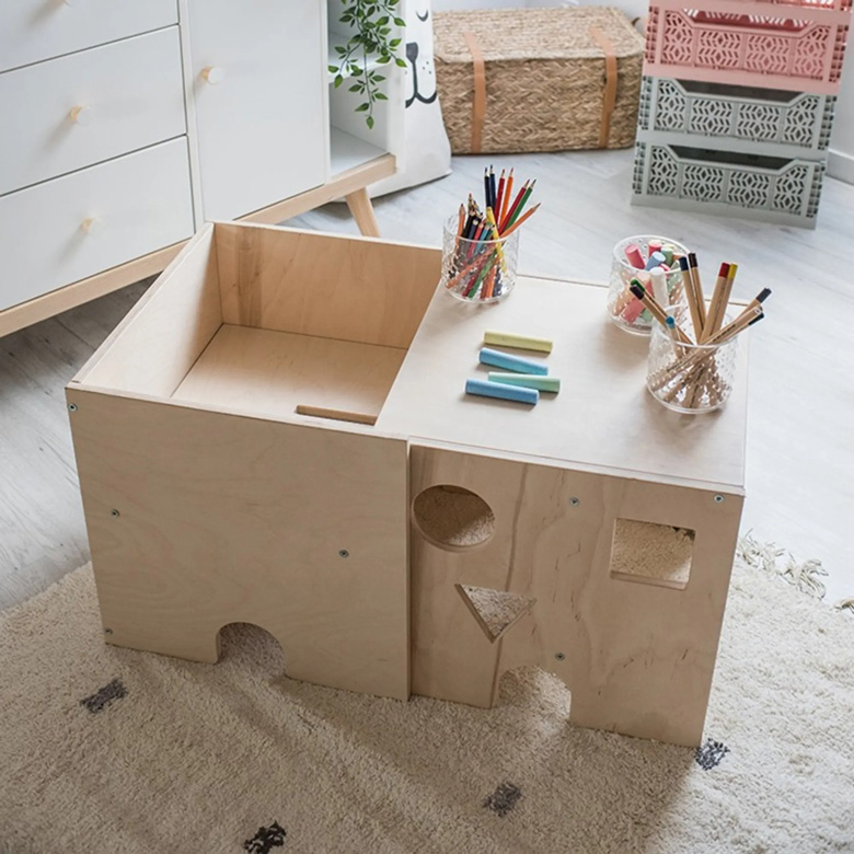 Meuble Montessori : bureau en bois naturel