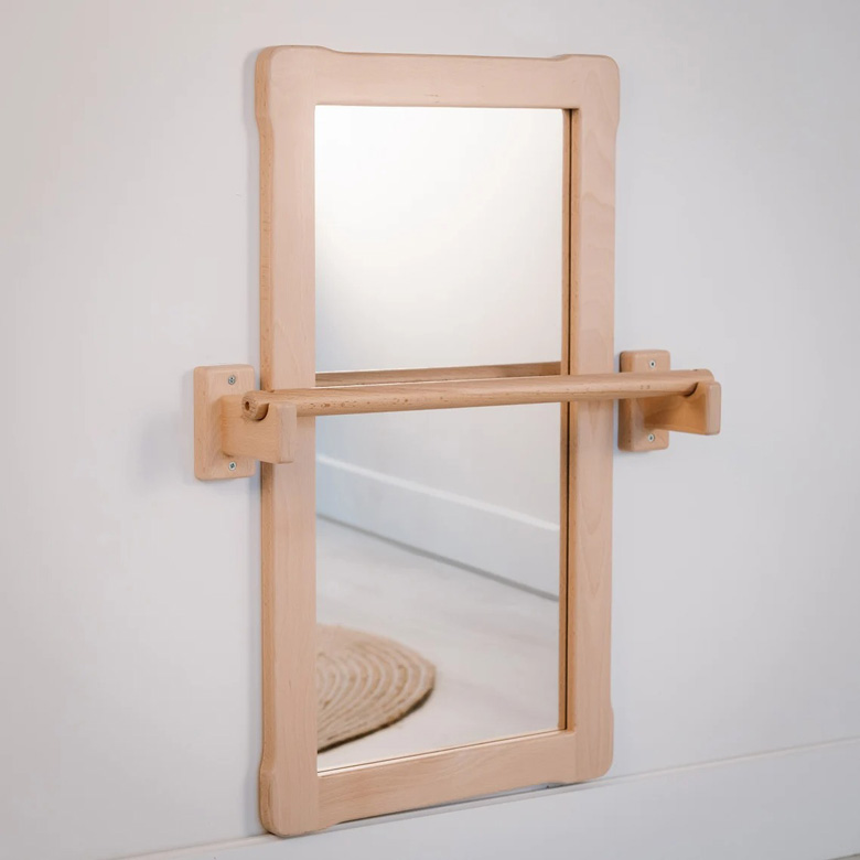 Grand miroir avec barre en bois