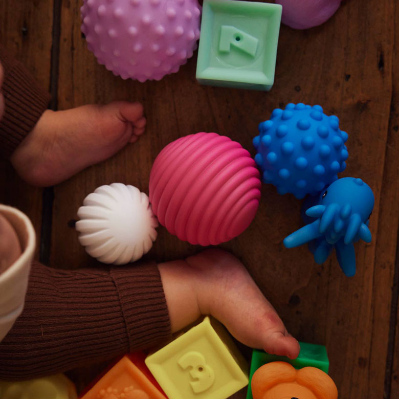 Jeux sensoriels : 11 idées pour éveiller bébé dans le calme !
